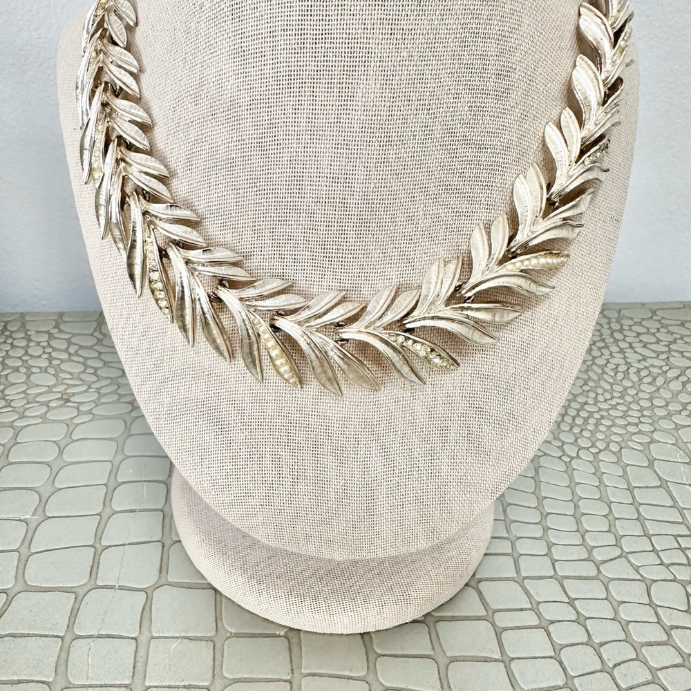 Vintage Art Gold Tone Leaf With Faux Pearls And Rhinestone Statement Necklace - Picture 2 of 5